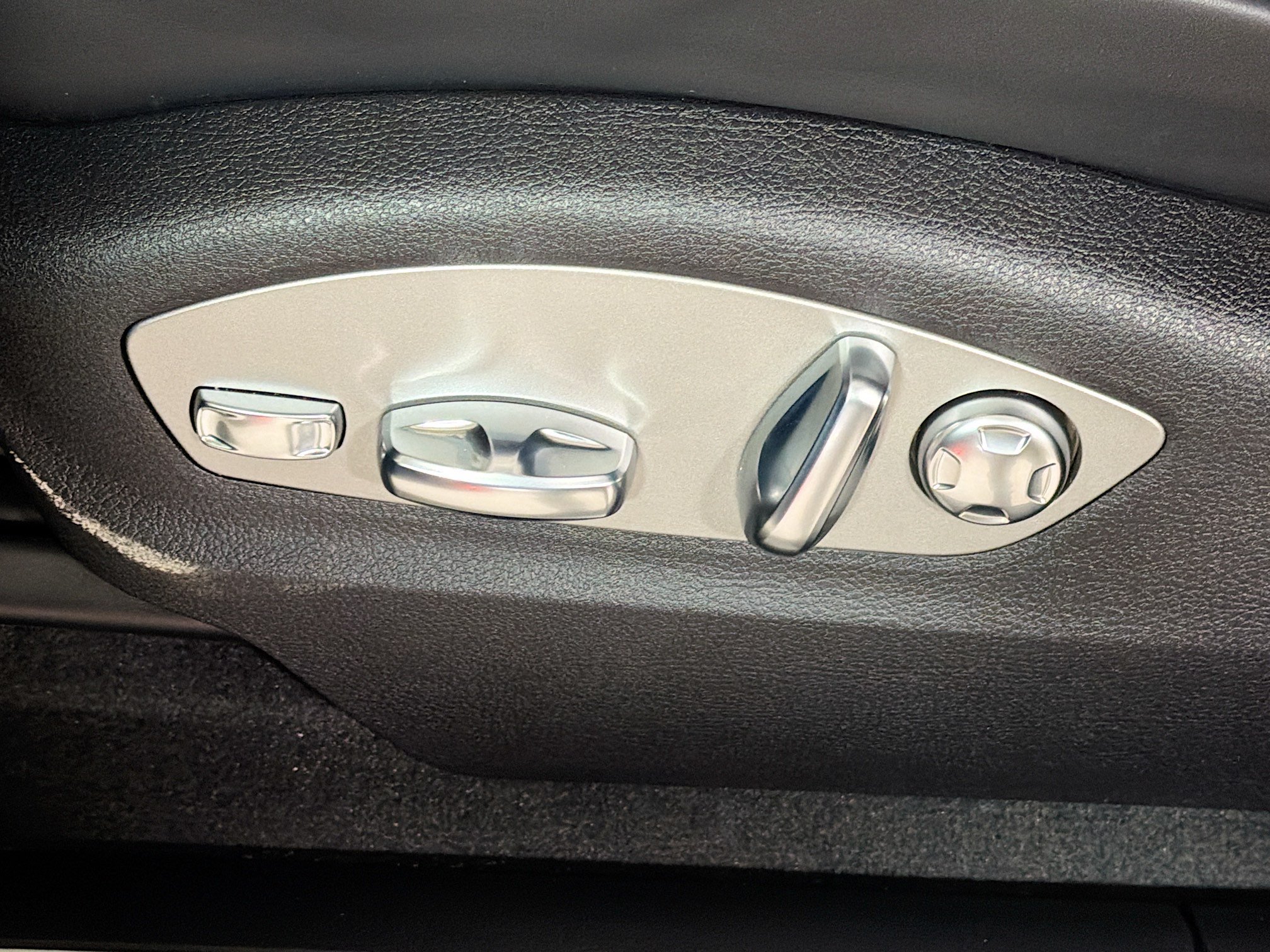 Certified 2026 Porsche Macan S AWD/4WD image 25