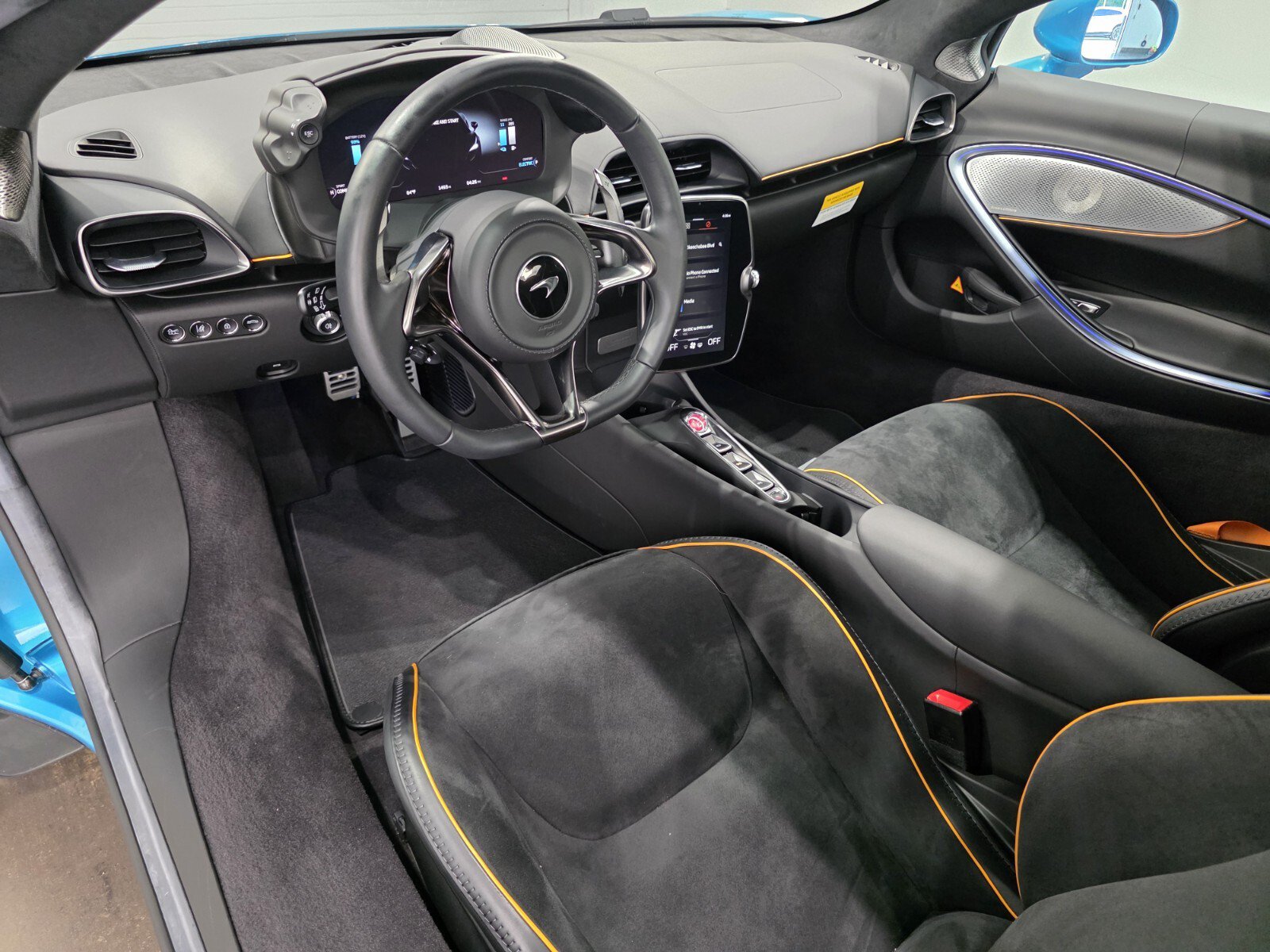 Used 2023 McLaren Artura RWD image 5