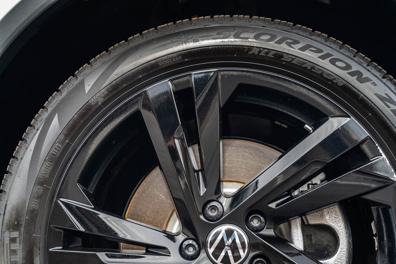 Used 2024 Volkswagen Tiguan SE R-Line image 9