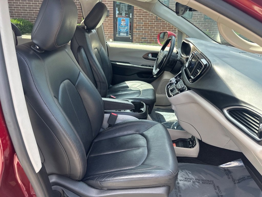 Used 2019 Chrysler Pacifica Touring-L image 19