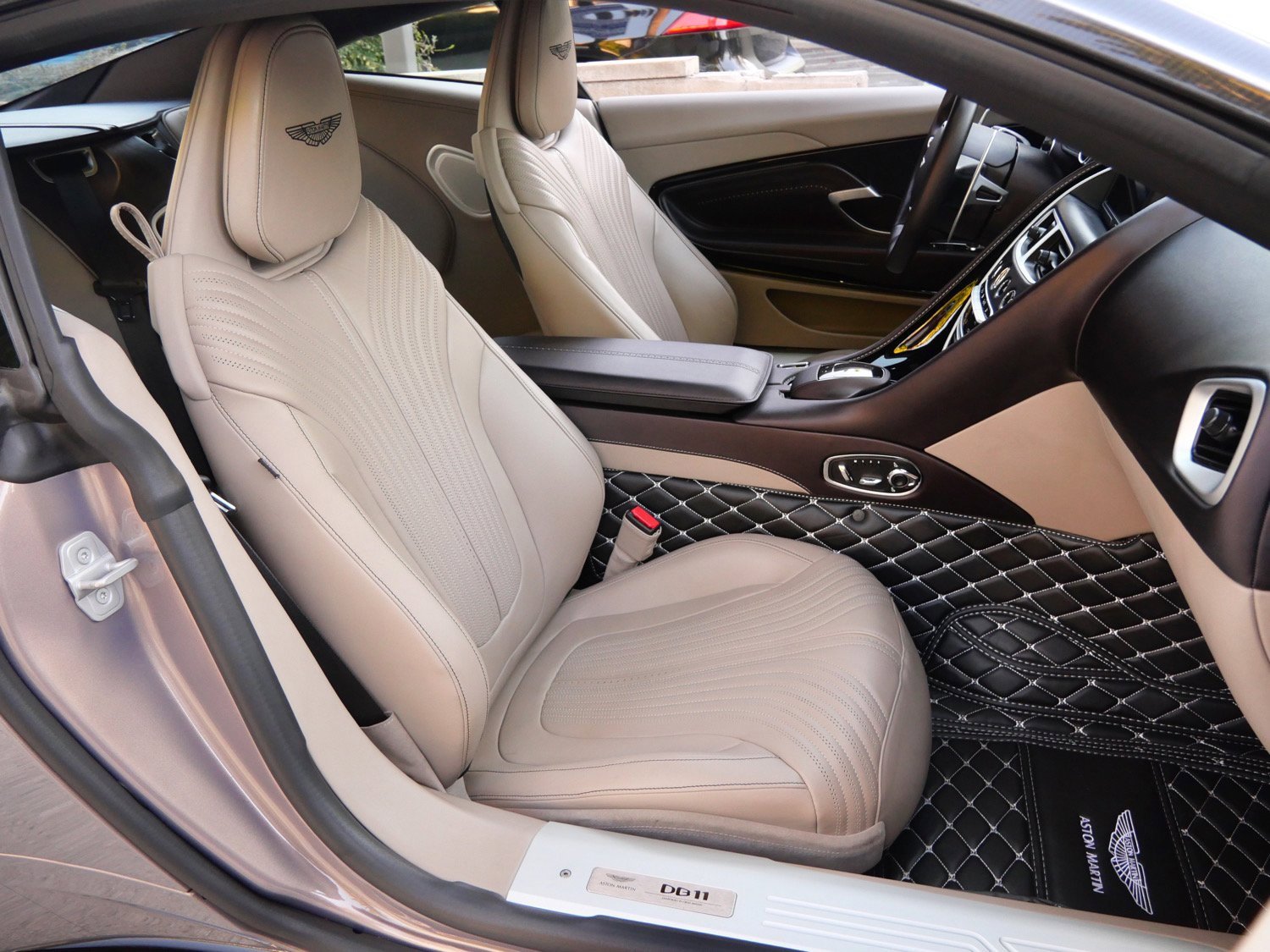 Used 2023 Aston Martin DB11 Coupe image 12