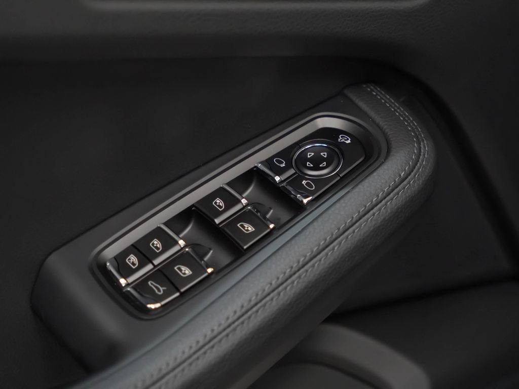 Certified 2026 Porsche Macan AWD/4WD image 23