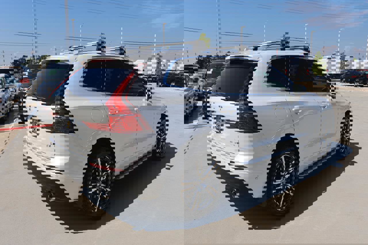 Used 2018 Volvo XC60 T6 Momentum w/ Convenience Package image 5