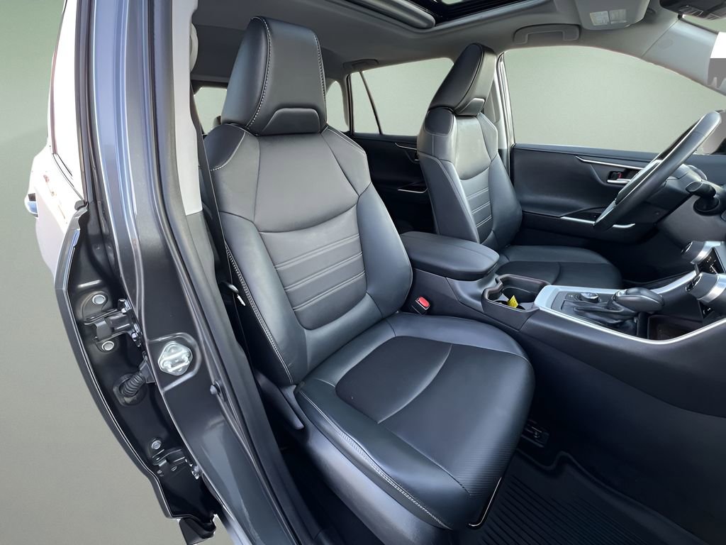 Used 2020 Toyota RAV4 Limited image 28