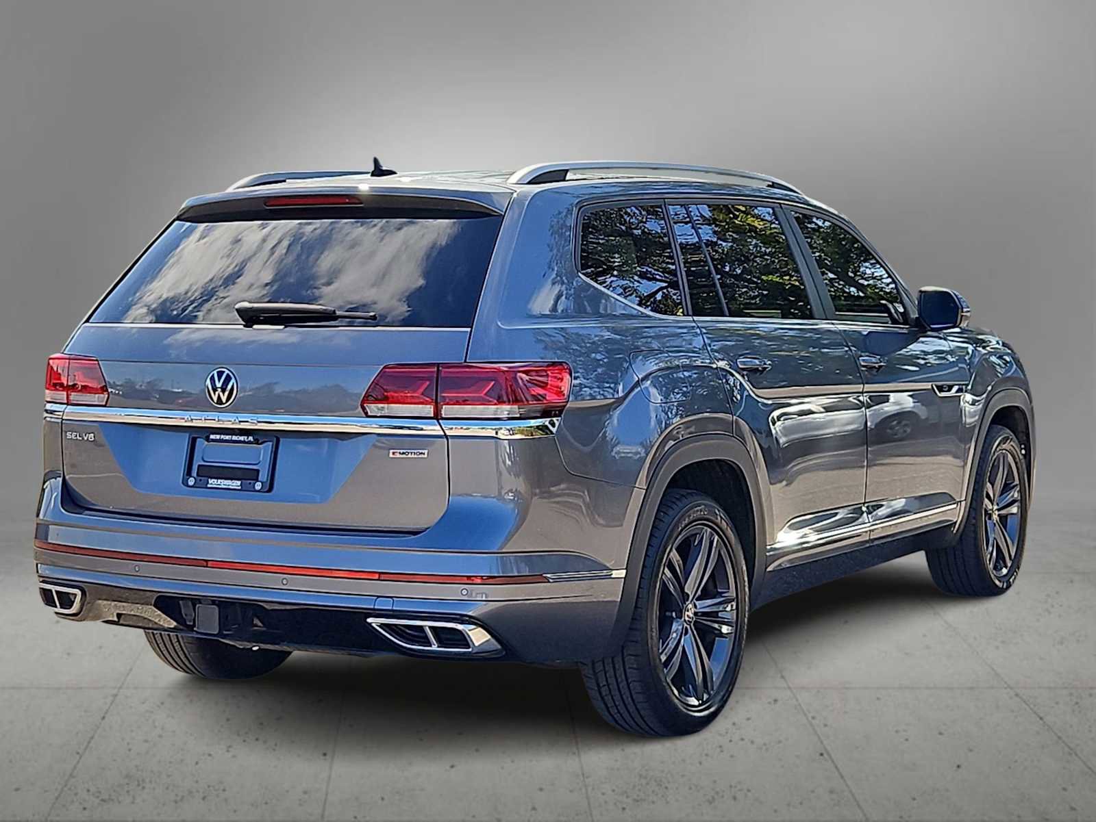 Used 2022 Volkswagen Atlas SEL R-Line image 8