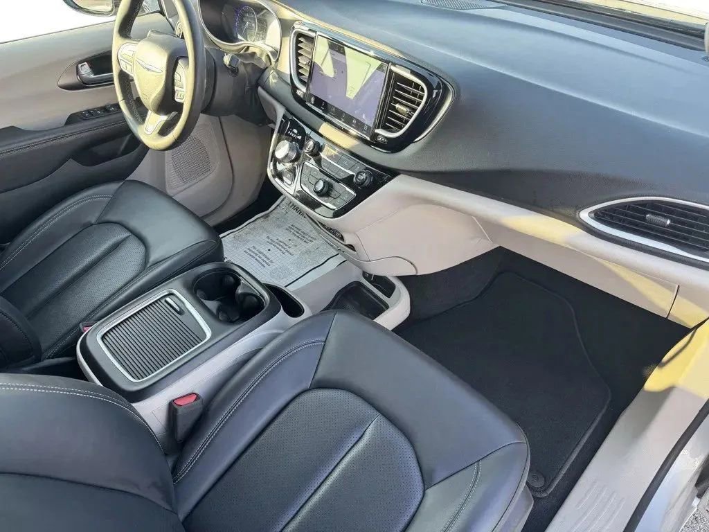 Used 2024 Chrysler Pacifica Touring-L image 16