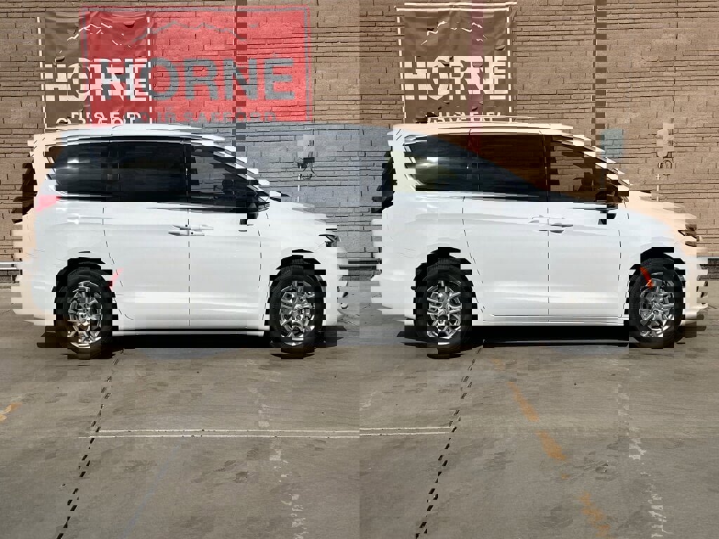 New 2026 Chrysler Pacifica Select image 7