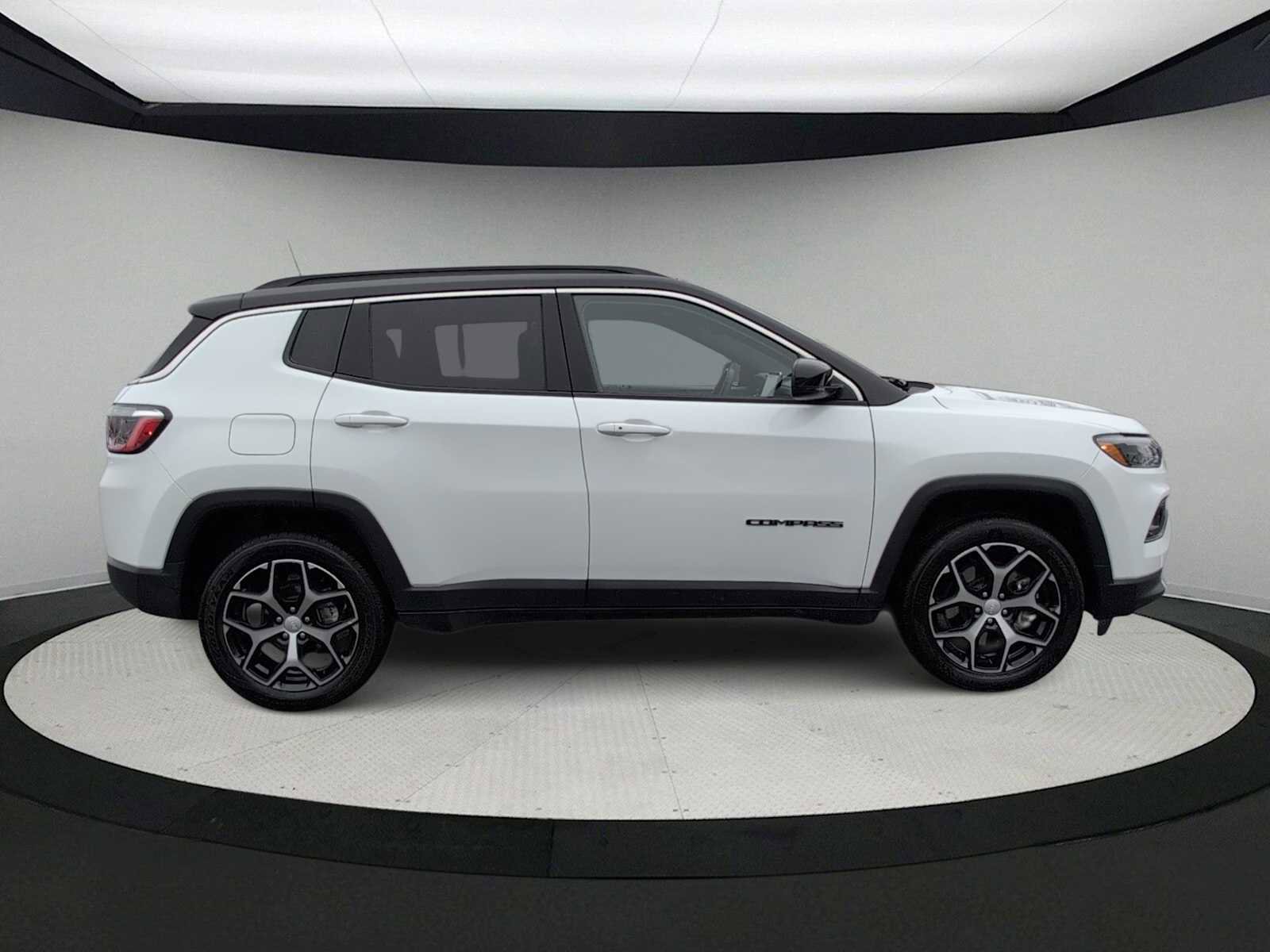 Used 2024 Jeep Compass Limited AWD/4WD image 9