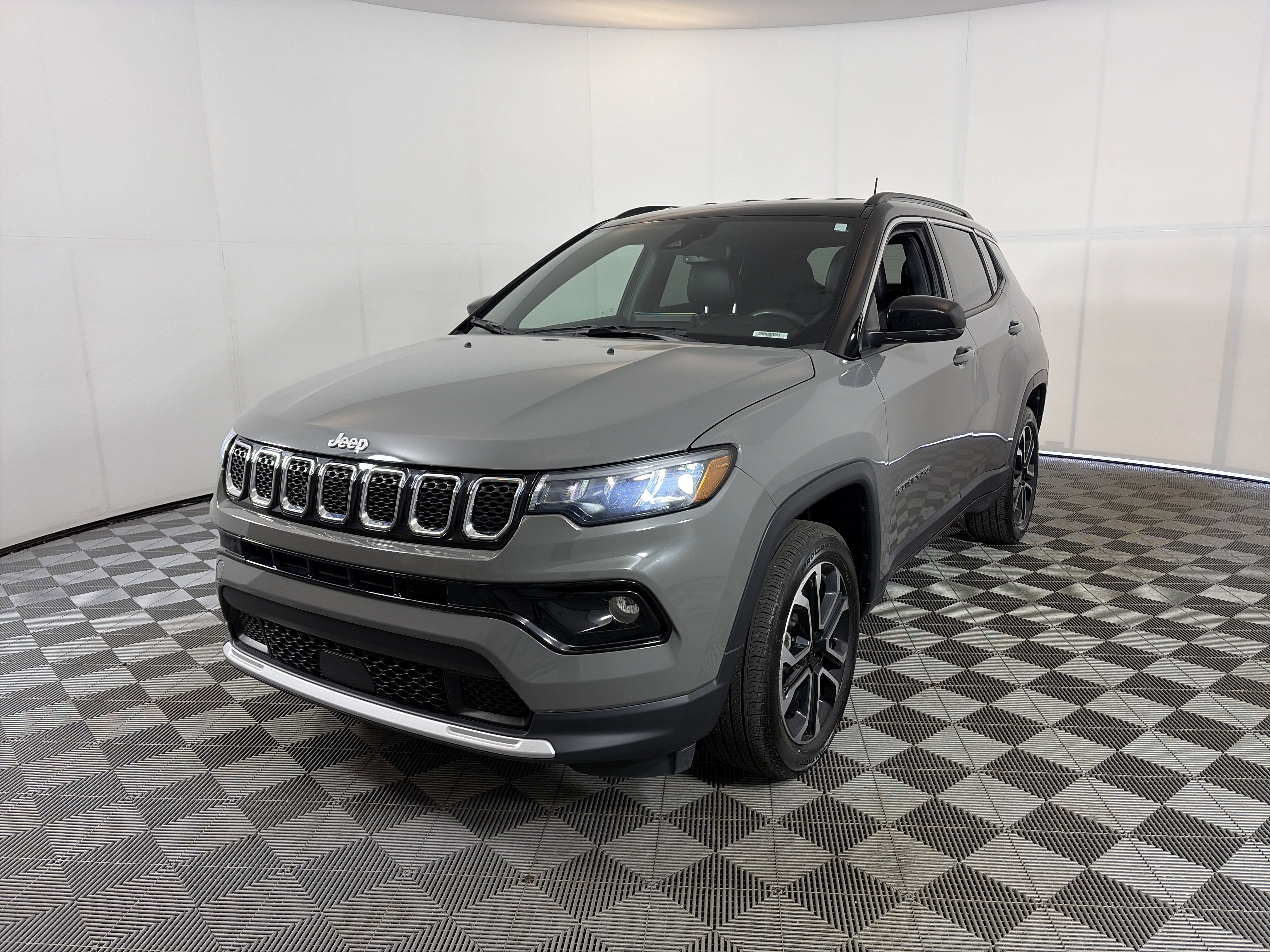 Used 2023 Jeep Compass Limited AWD/4WD image 2
