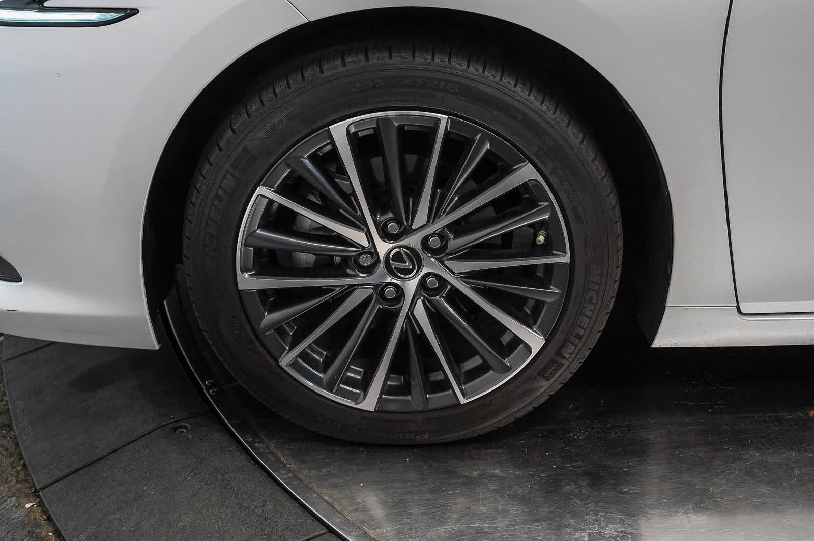 Used 2025 Lexus ES 300h w/ Premium Package FWD image 9