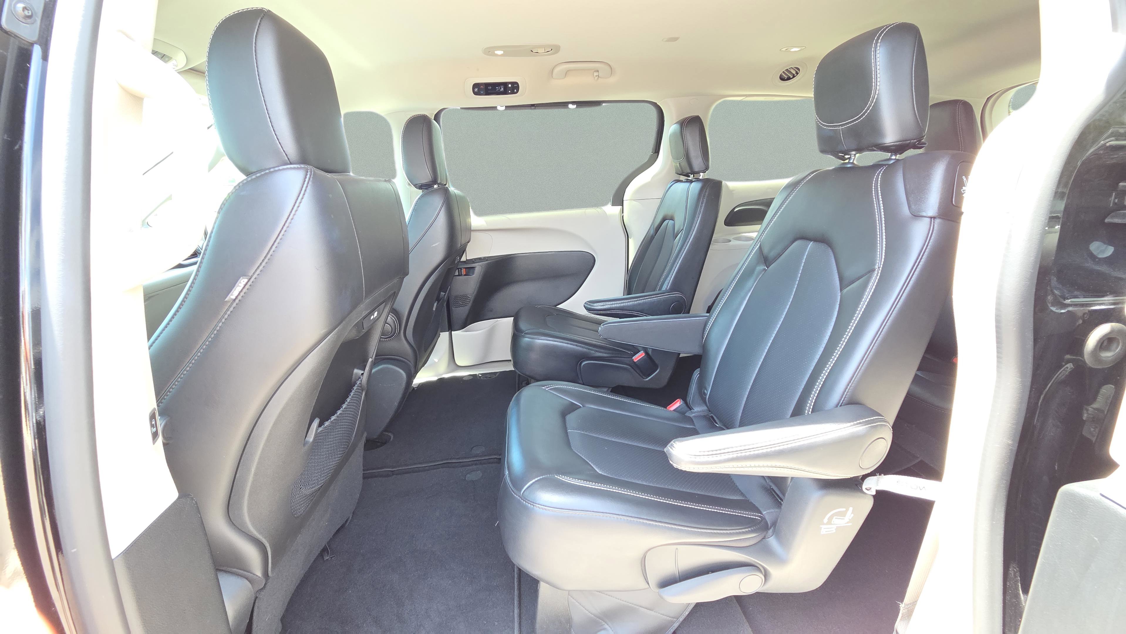 Used 2024 Chrysler Pacifica Touring-L FWD image 12