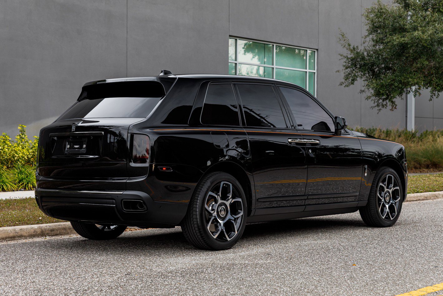Used 2022 Rolls-Royce Cullinan Black Badge w/ Dark Exterior Package image 11