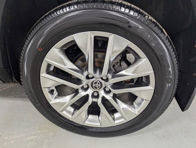 Used 2021 Toyota RAV4 XLE Premium image 9