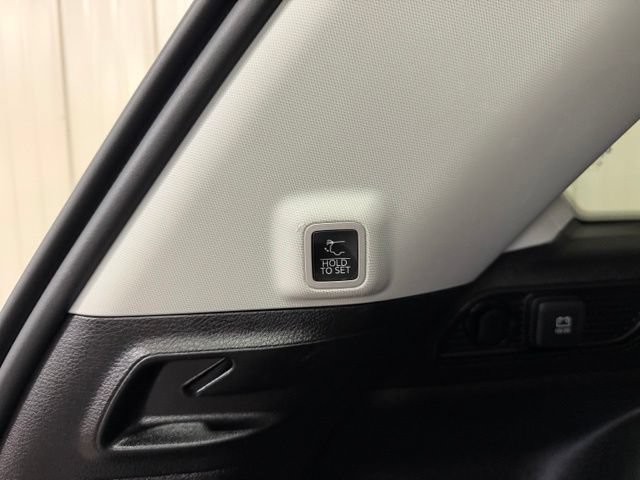 Used 2023 Jeep Grand Cherokee Limited w/ Black Appearance Package AWD/4WD image 22