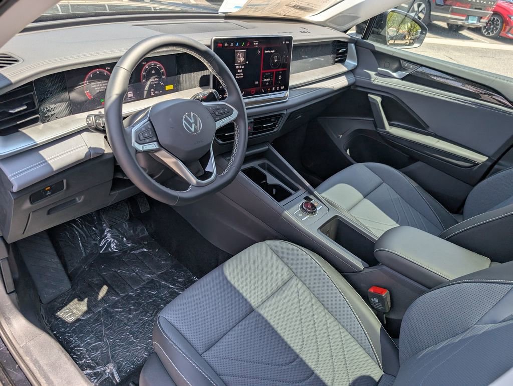 Used 2025 Volkswagen Tiguan SE image 10