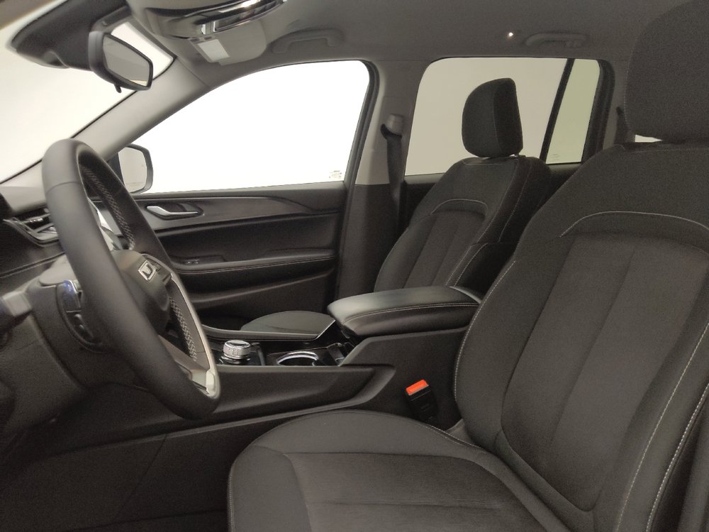 Used 2023 Jeep Grand Cherokee Laredo AWD/4WD image 17