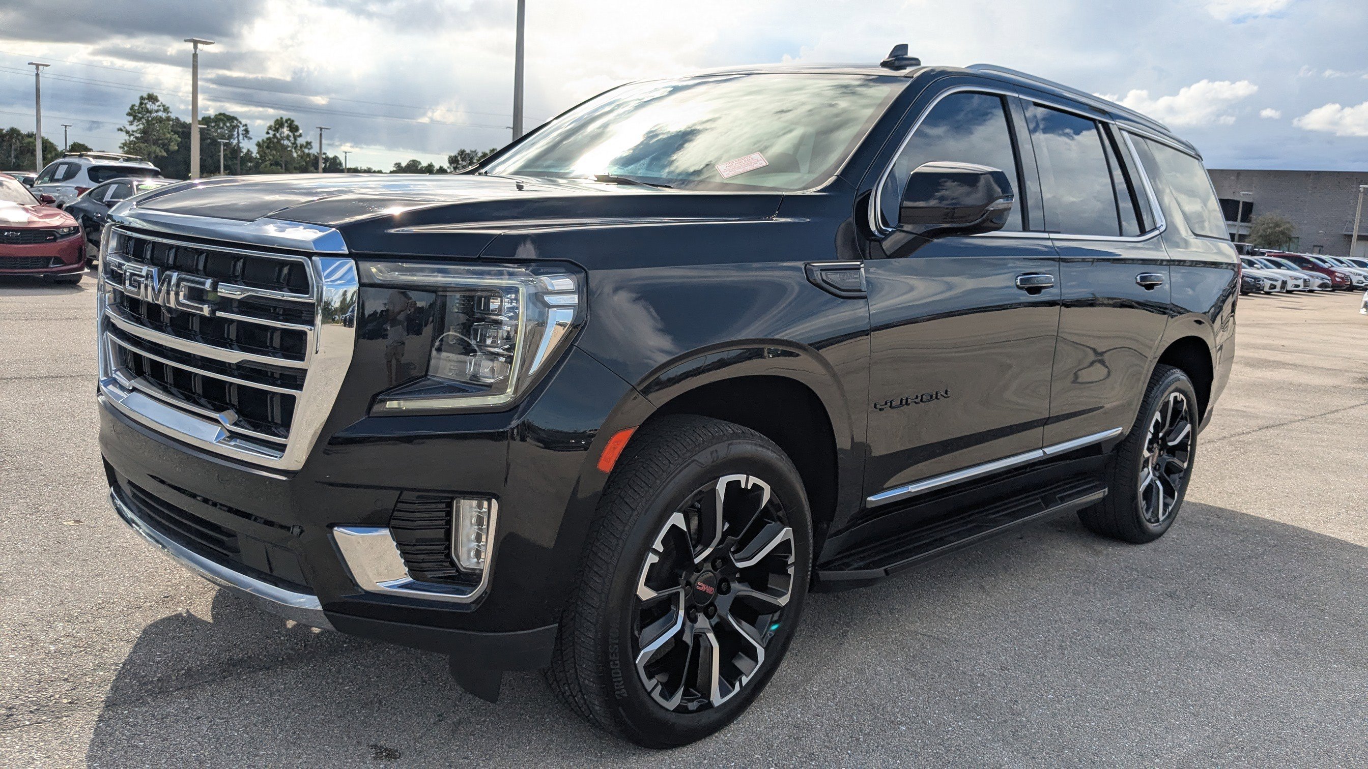 Used 2022 GMC Yukon SLT w/ SLT Premium Package image 9