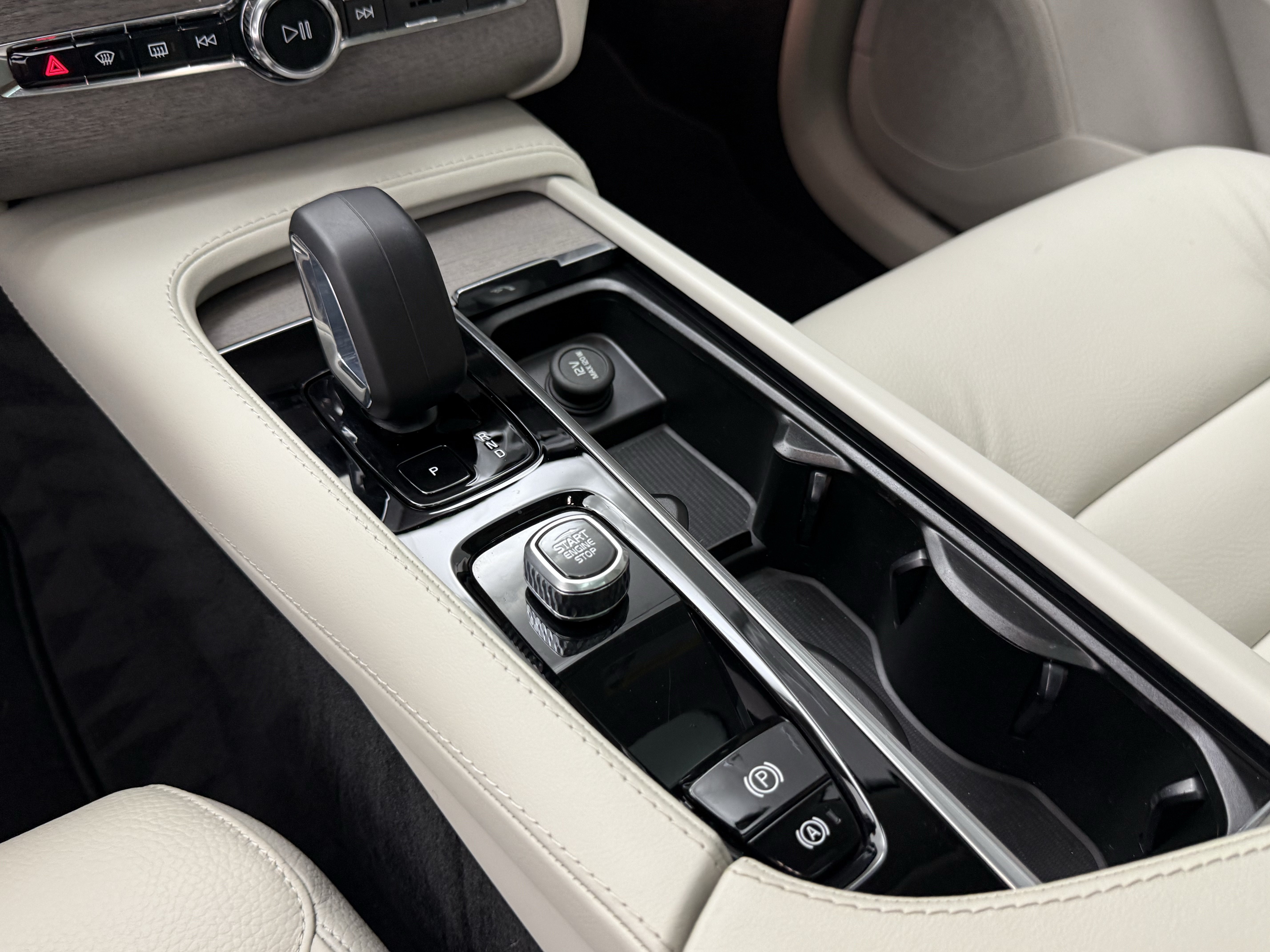 Certified 2024 Volvo XC90 B5 Plus AWD/4WD image 21