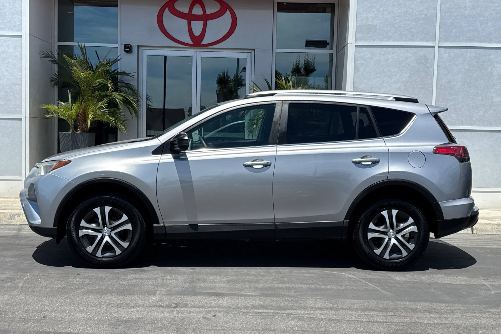 Certified 2017 Toyota RAV4 LE w/ Carpet Mat Package FWD image 9