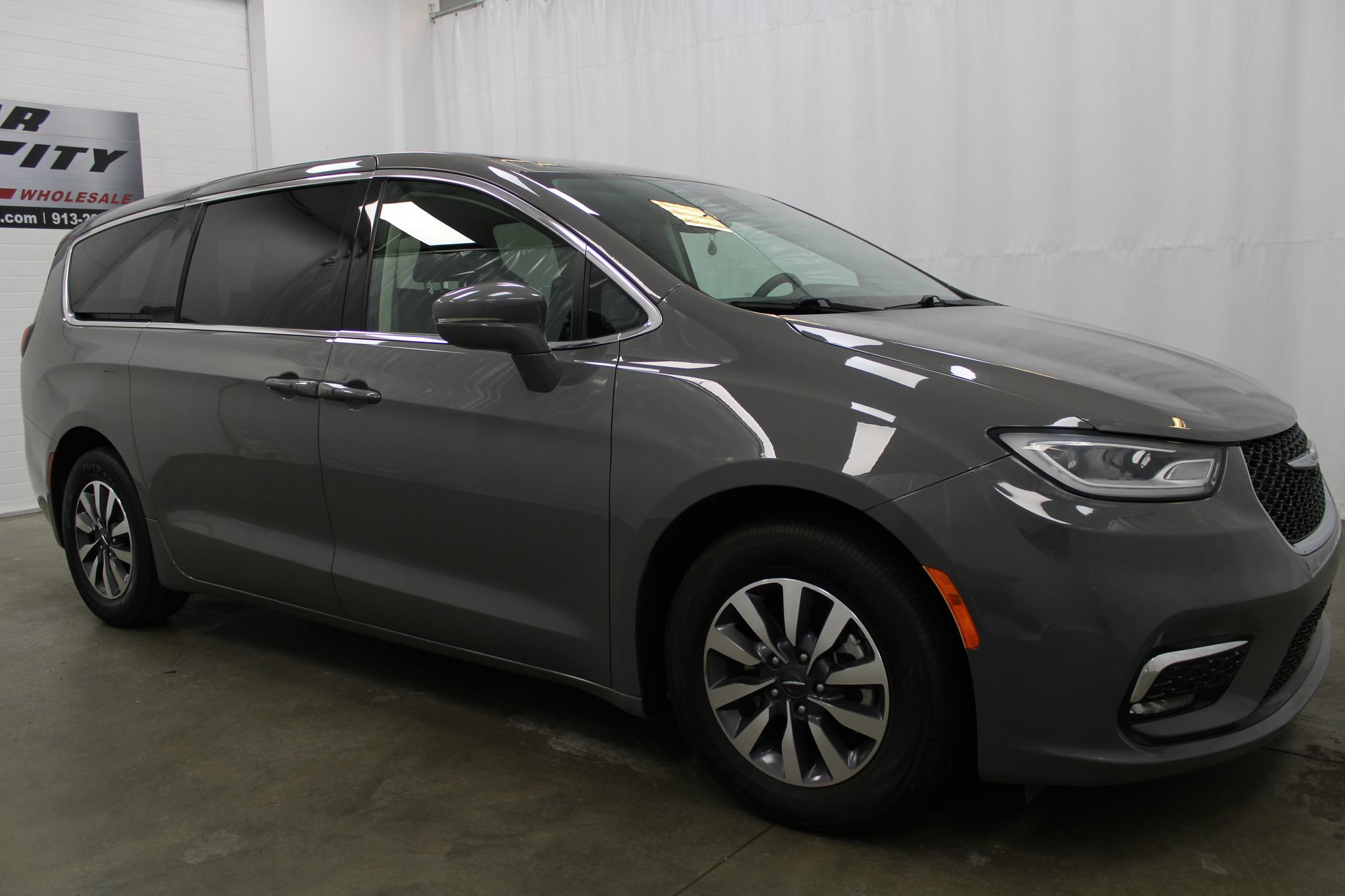 Used 2022 Chrysler Pacifica Touring-L FWD image 4