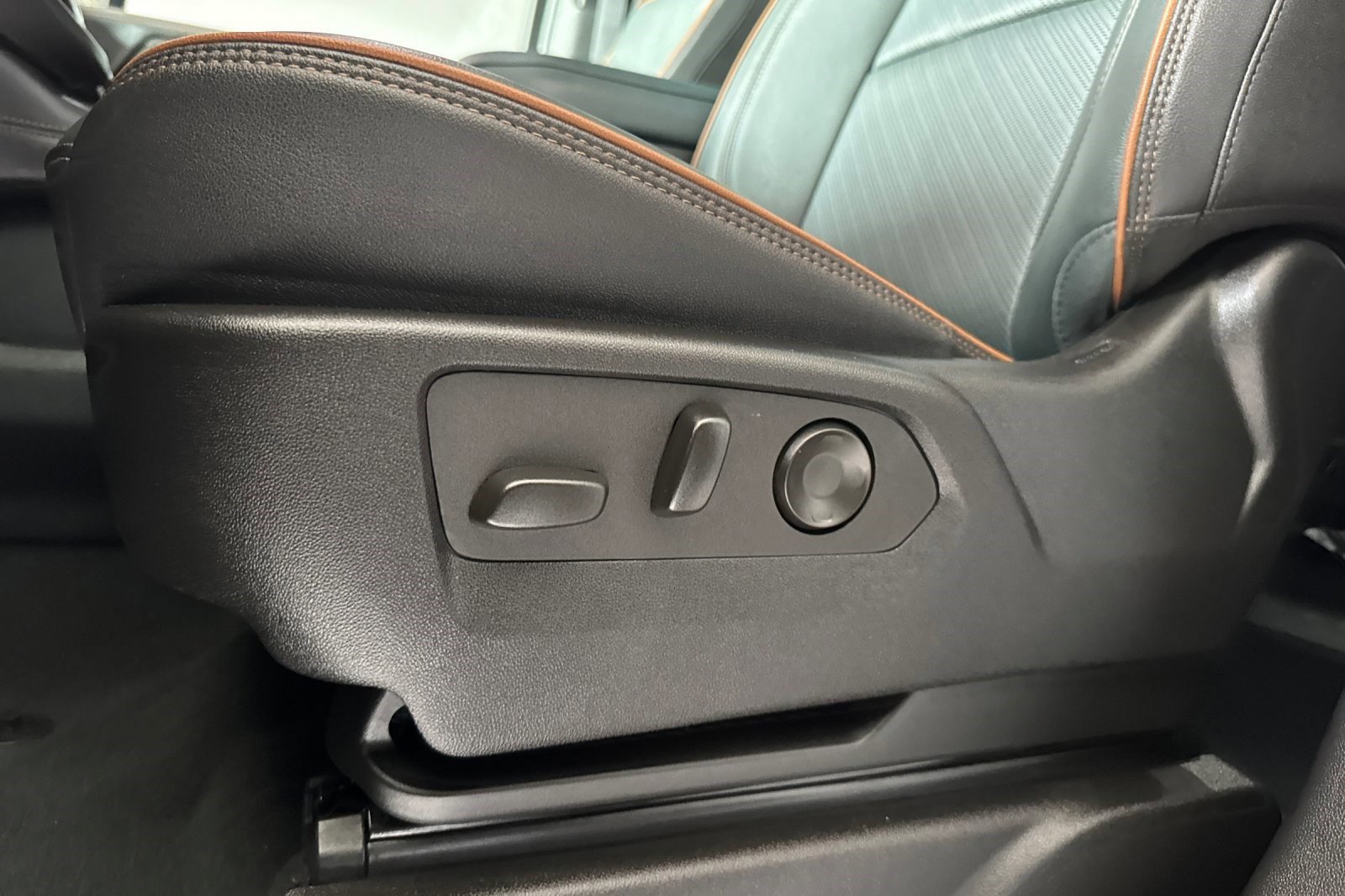 Used 2025 GMC Yukon AT4 AWD/4WD image 15