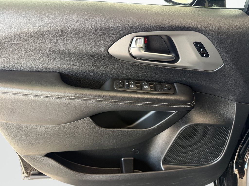Used 2025 Chrysler Pacifica Select FWD image 31
