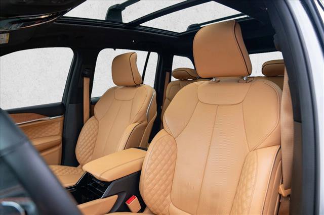 Used 2023 Jeep Grand Cherokee Summit AWD/4WD image 5