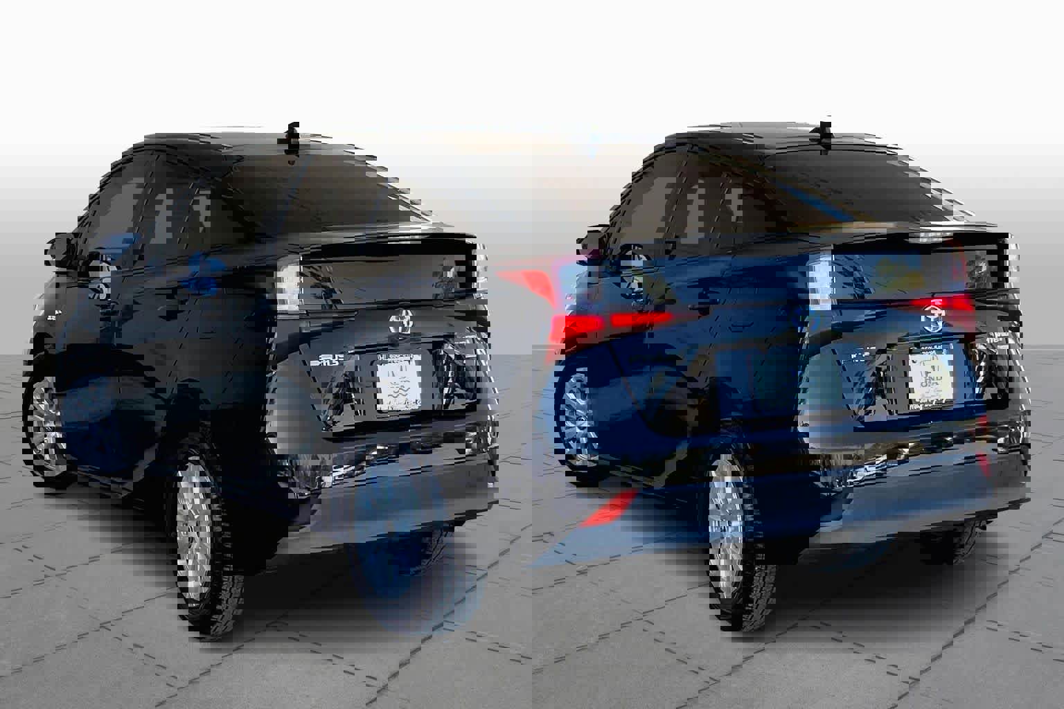 Used 2022 Toyota Prius L Eco image 12