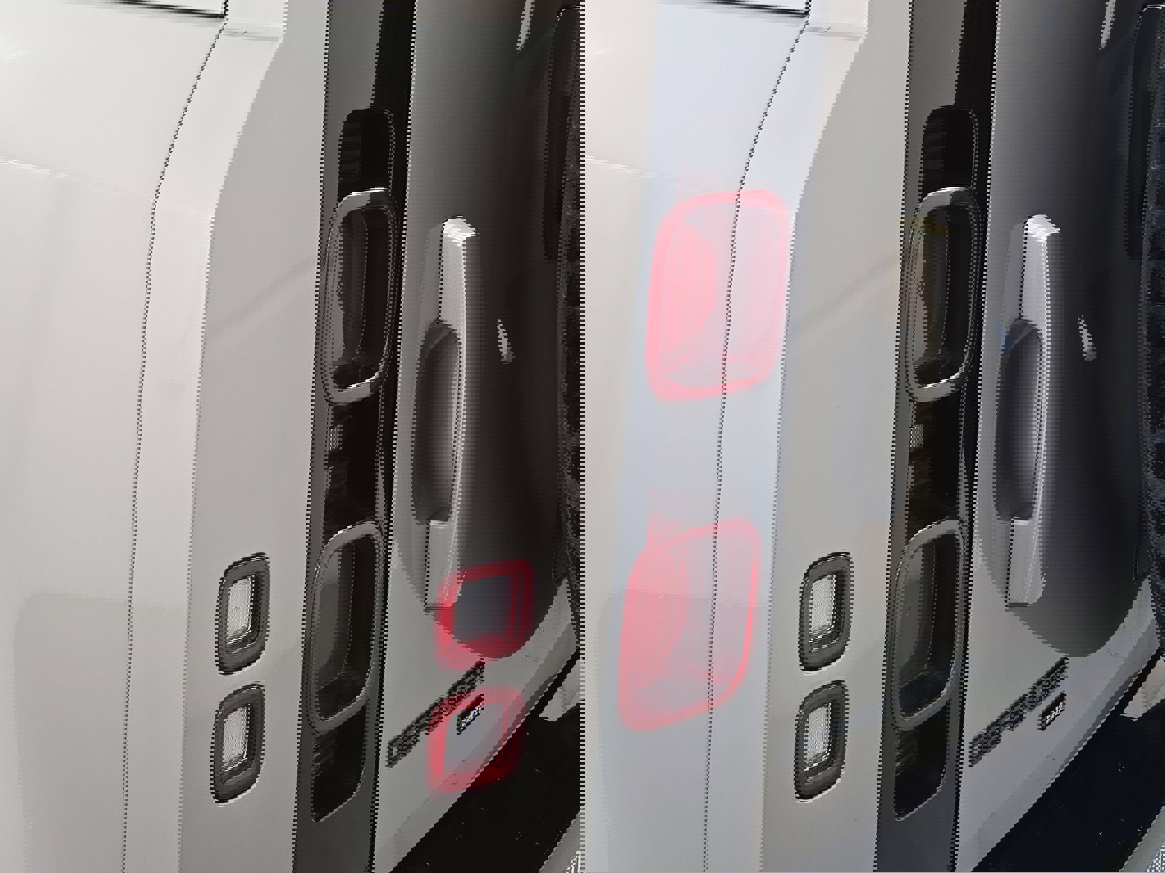 Used 2023 Land Rover Defender 110 X-Dynamic SE image 34