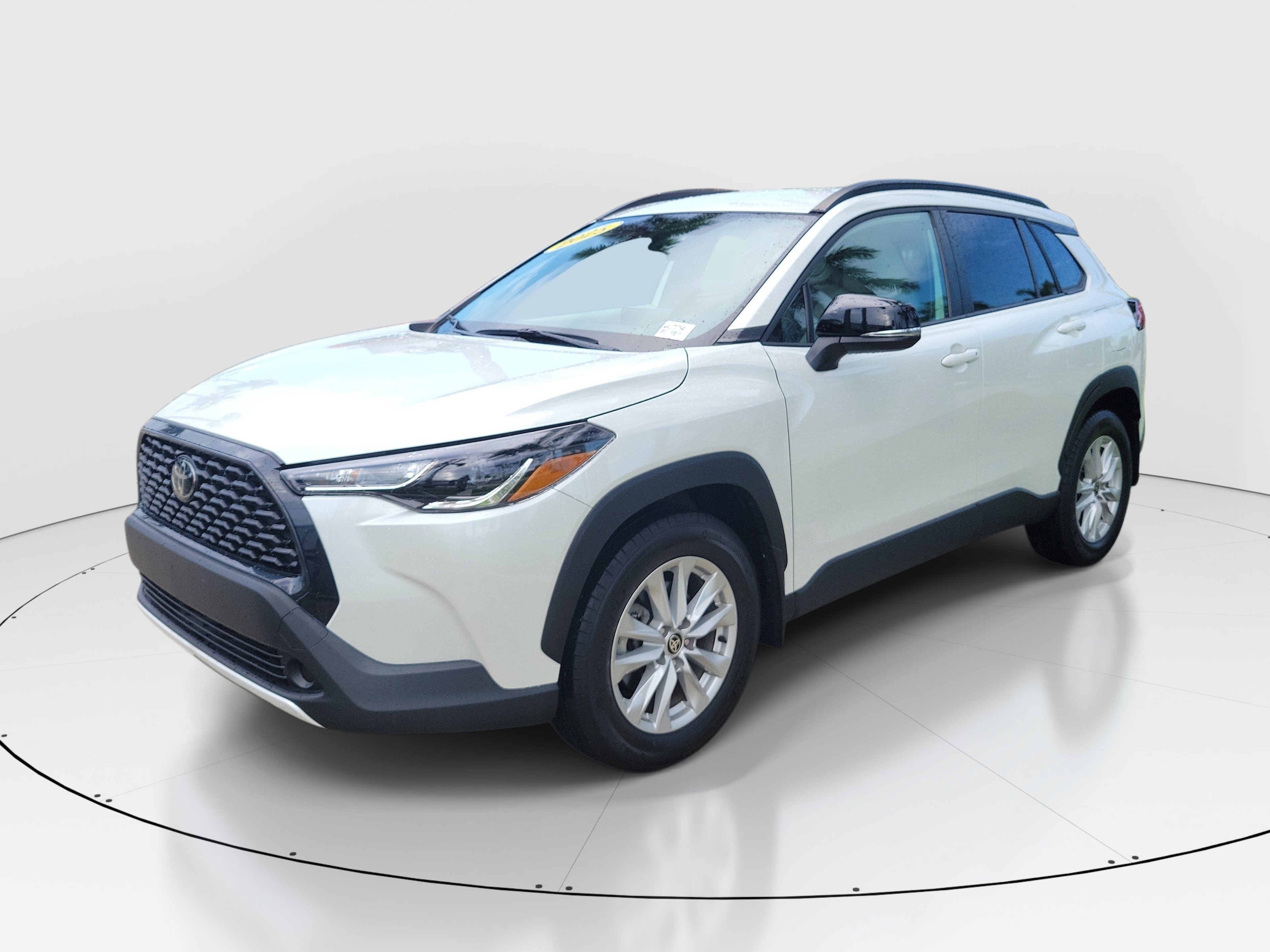 Used 2025 Toyota Corolla Cross LE FWD image 3