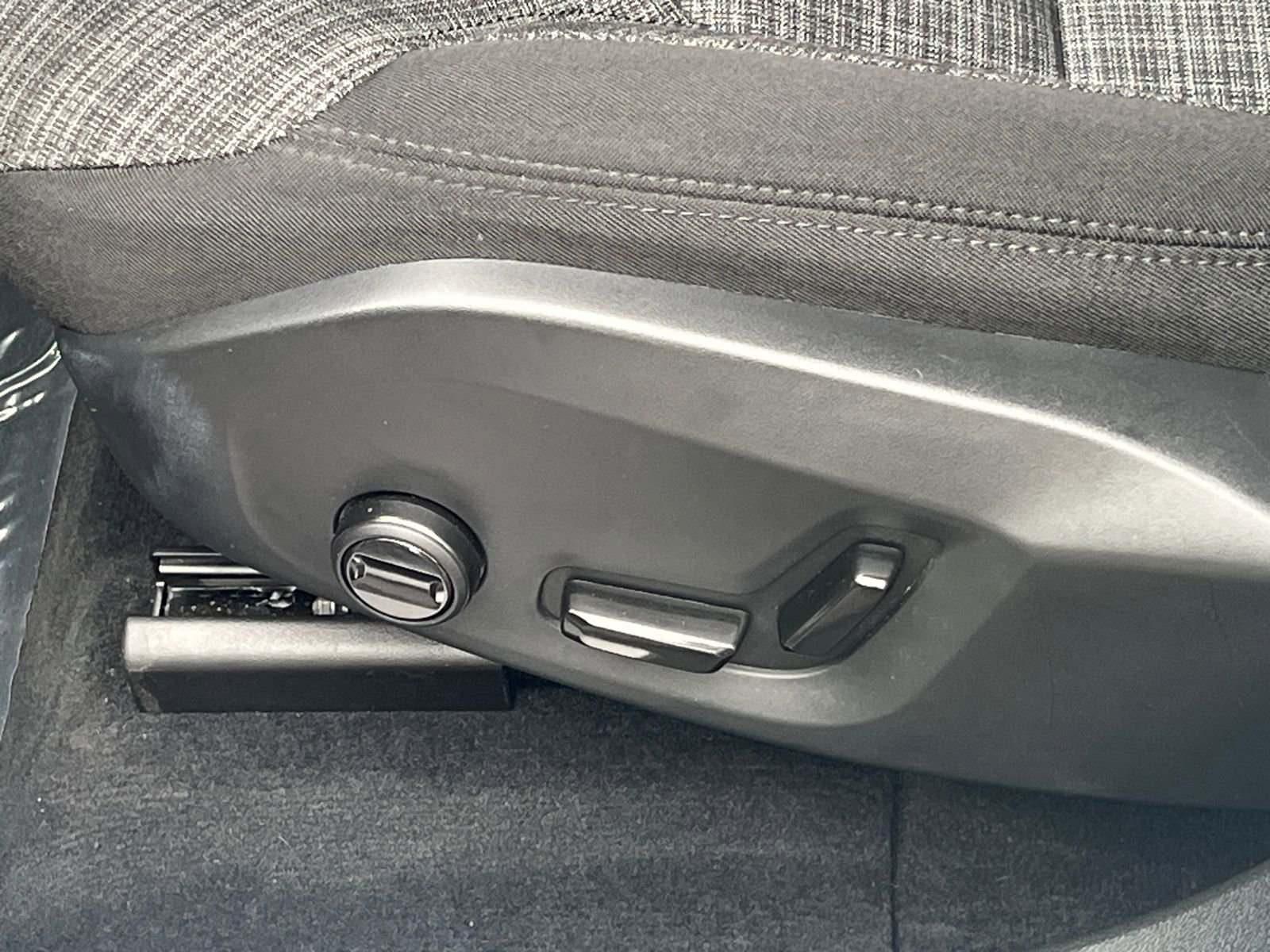 Used 2024 Volvo XC60 B5 Core w/ Protection Package Premier AWD/4WD image 10