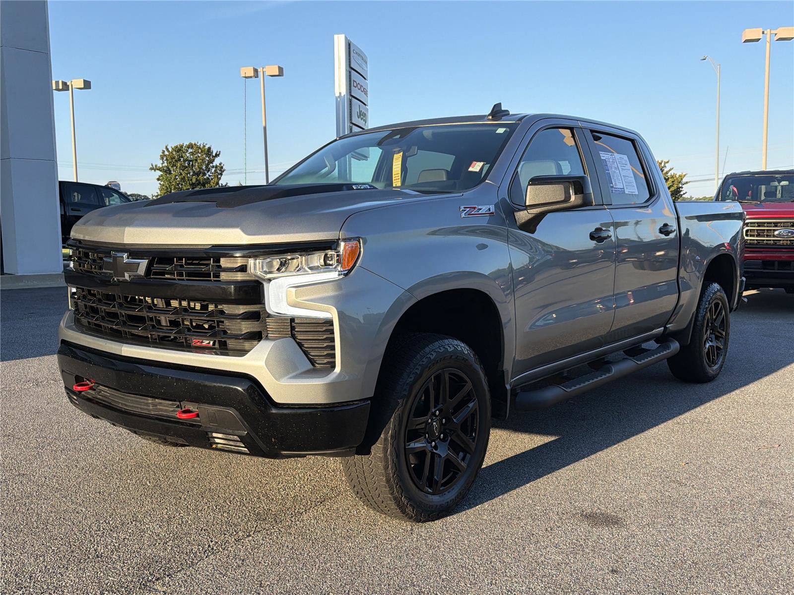 Used 2025 Chevrolet Silverado 1500 LT Trail Boss w/ Convenience Package II AWD/4WD image 2
