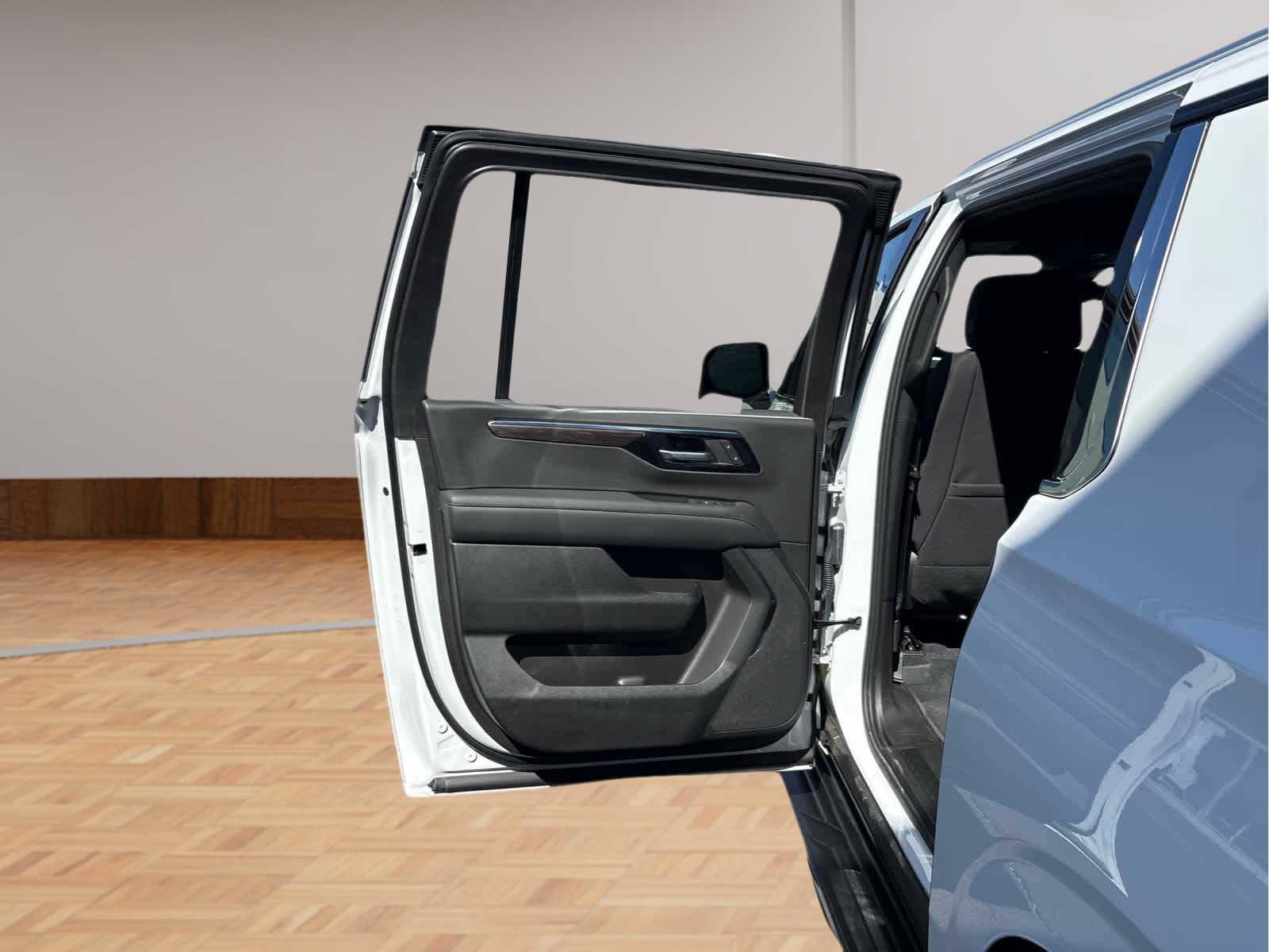 Used 2025 Chevrolet Suburban LS RWD image 12