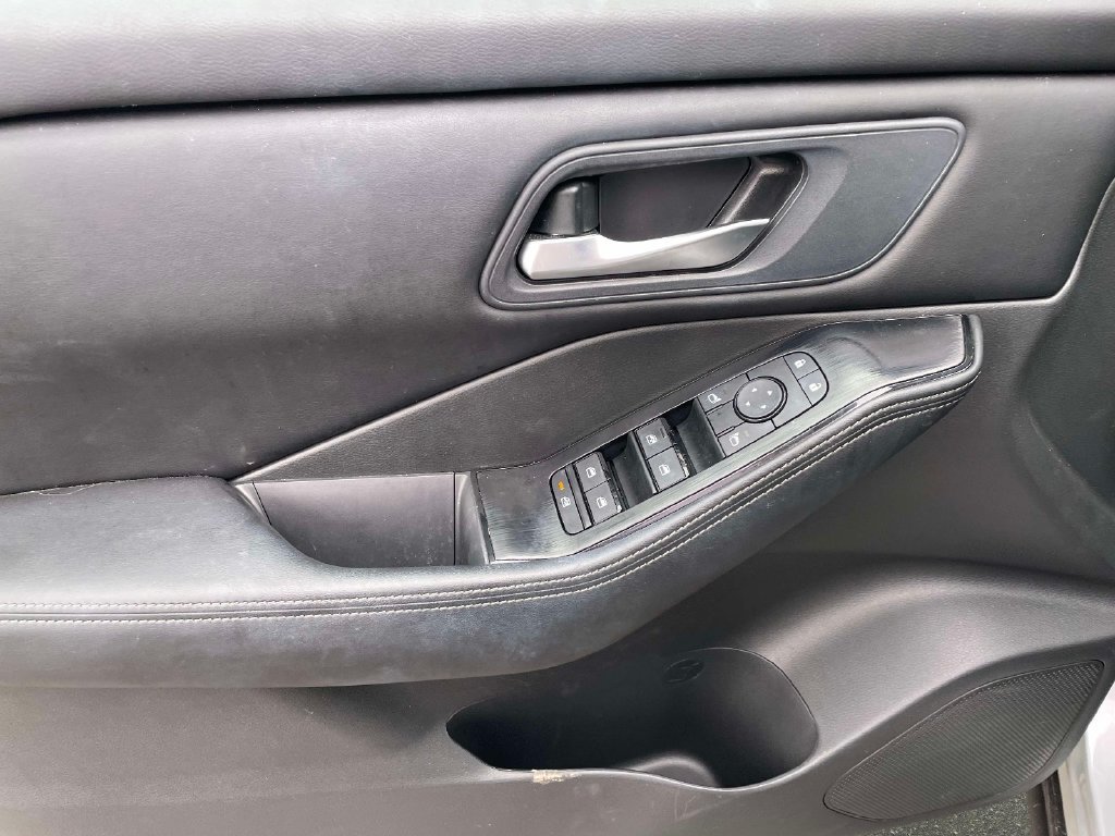 Used 2024 Nissan Rogue SV FWD image 17