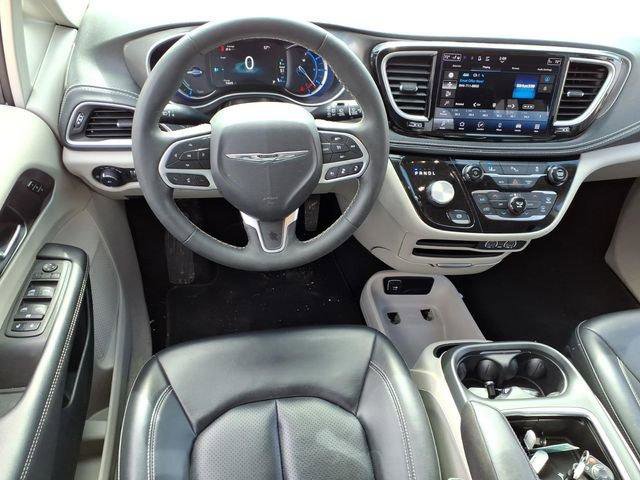 Used 2023 Chrysler Pacifica Touring-L image 7
