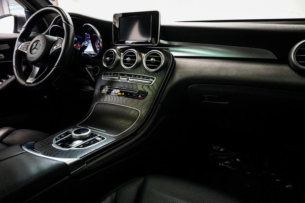 Used 2018 Mercedes-Benz GLC 300 4MATIC w/ Premium Package image 10