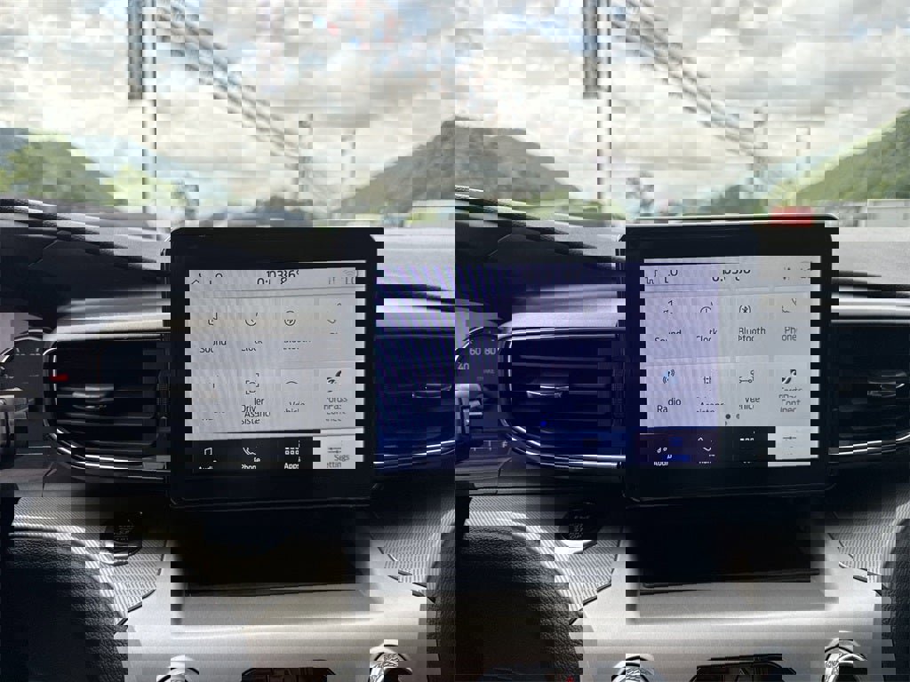 Used 2022 Ford Explorer XLT w/ Equipment Group 202A image 22