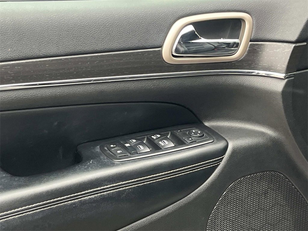 Used 2017 Jeep Grand Cherokee Limited image 12