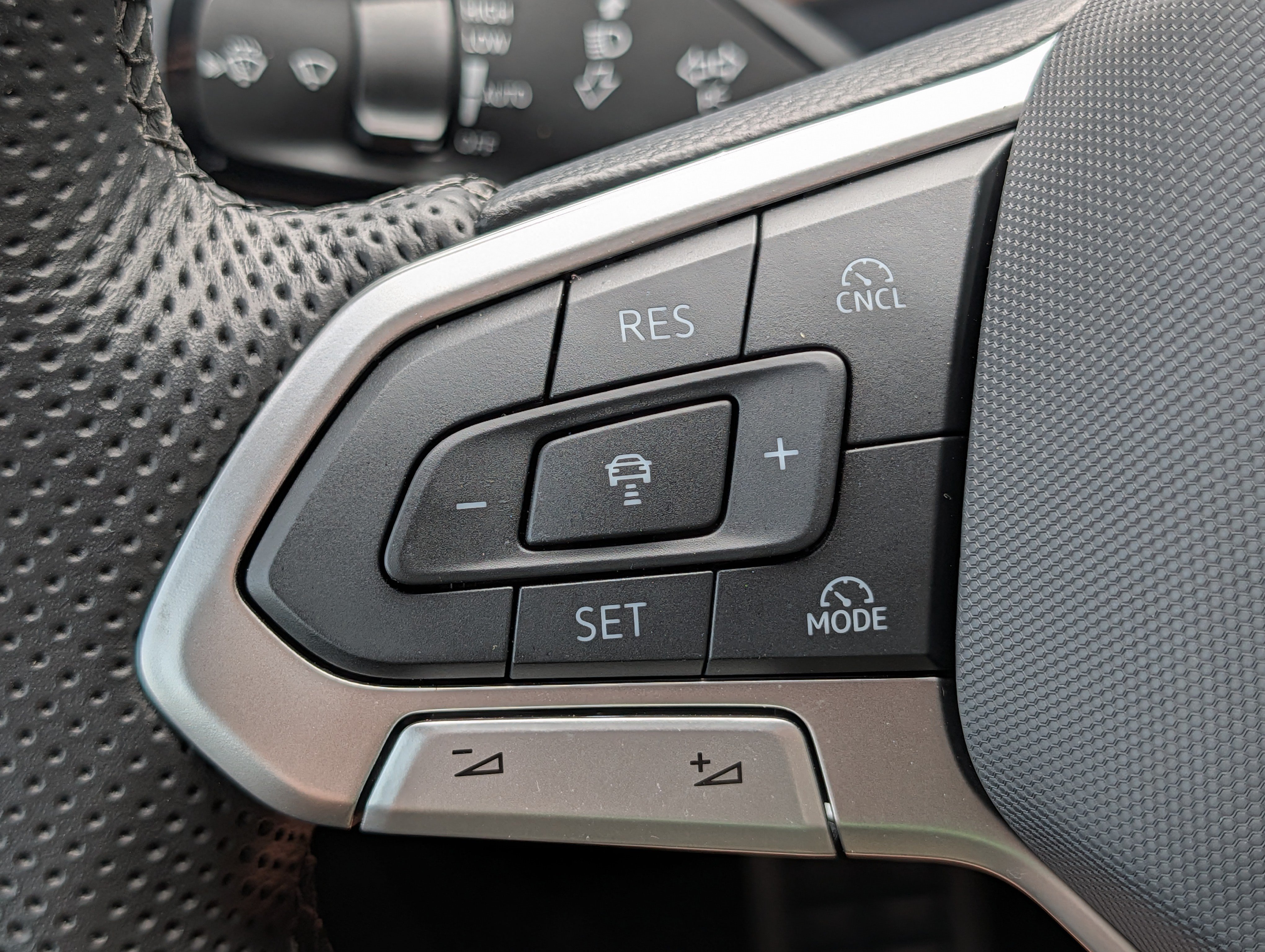 Certified 2026 Volkswagen Tiguan SE R-Line AWD/4WD image 31