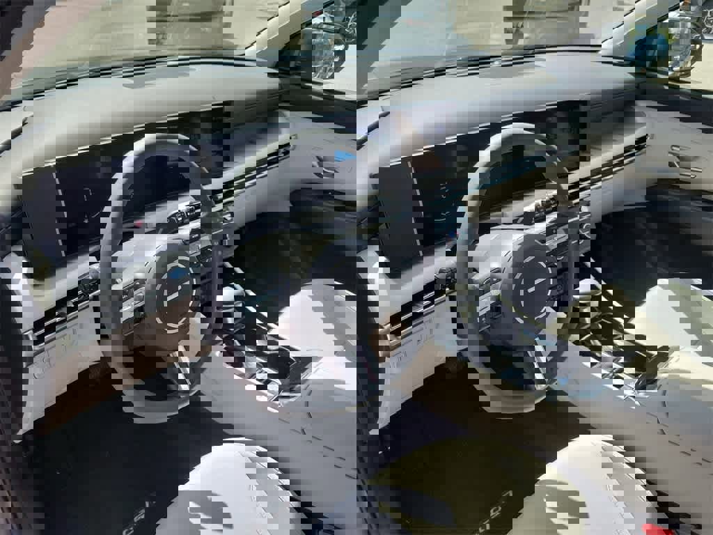 Used 2025 Hyundai Tucson SE image 23