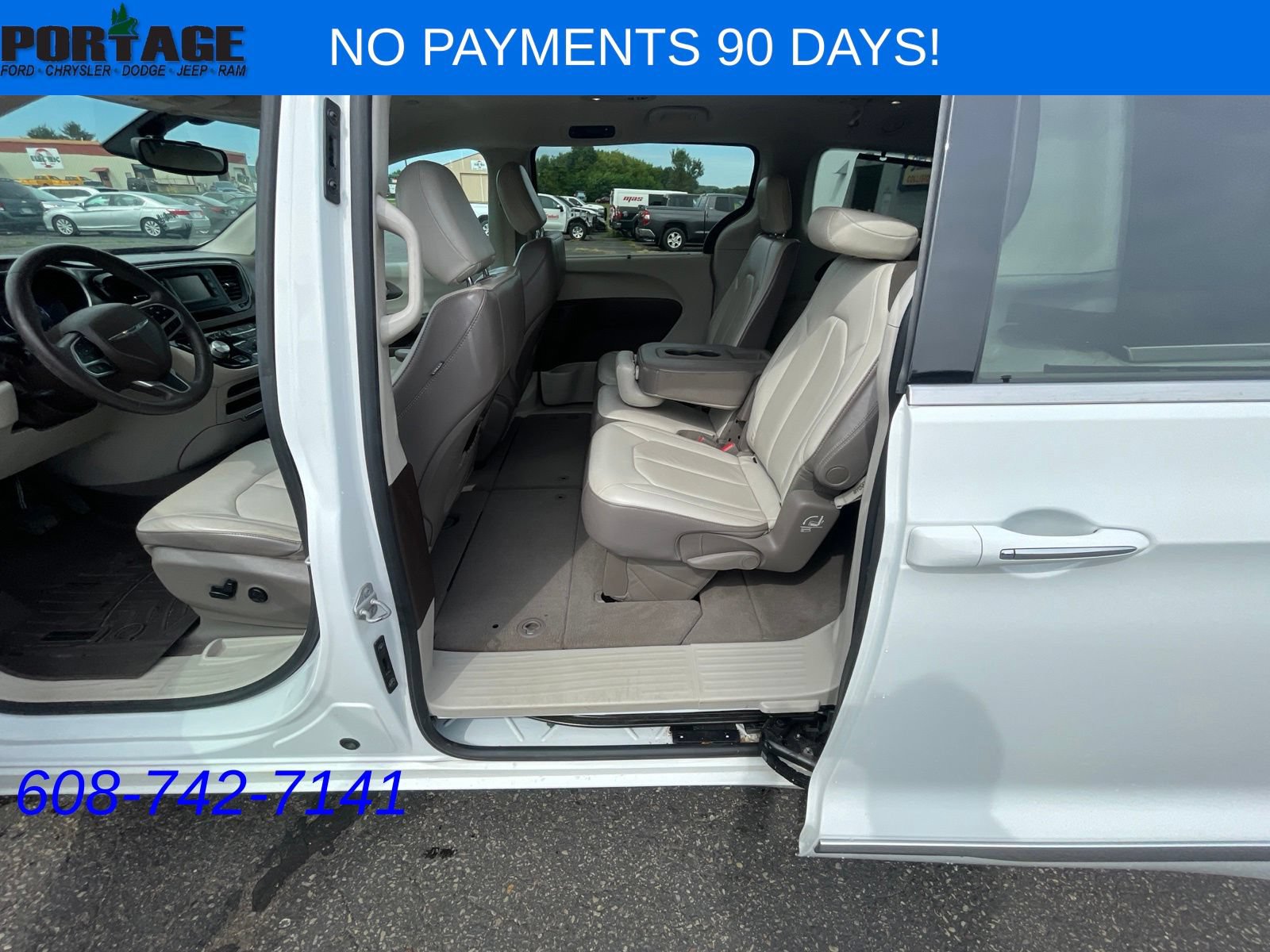 Used 2017 Chrysler Pacifica Touring-L FWD image 17
