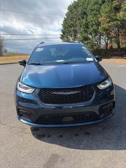 Used 2025 Chrysler Pacifica Limited image 3