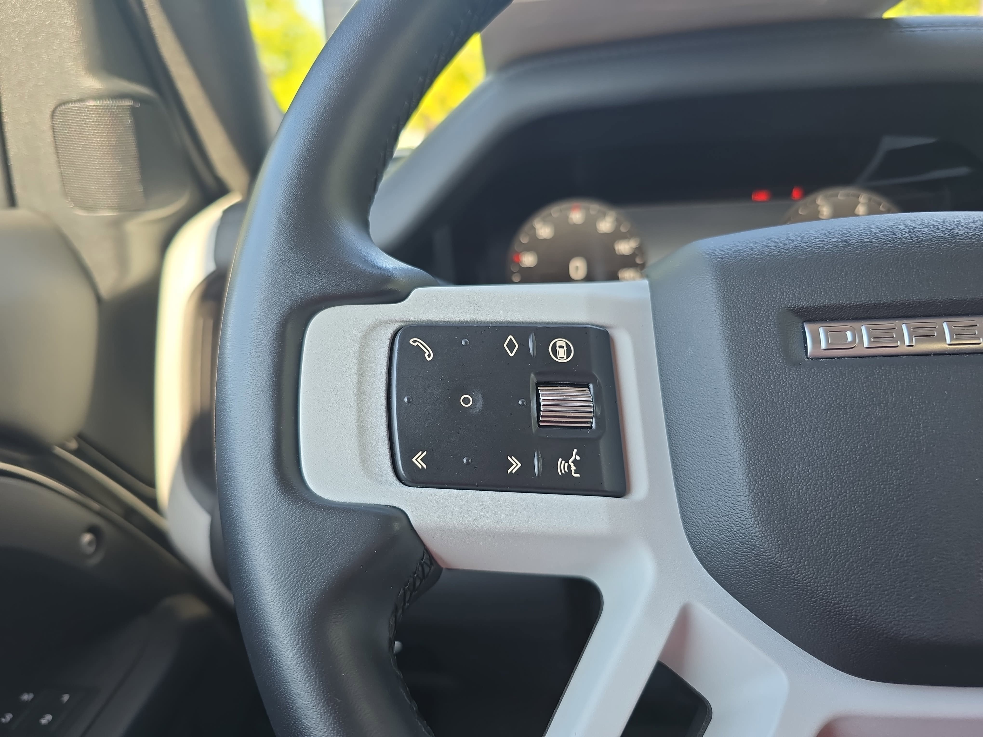 Certified 2025 Land Rover Defender 110 X-Dynamic SE image 16