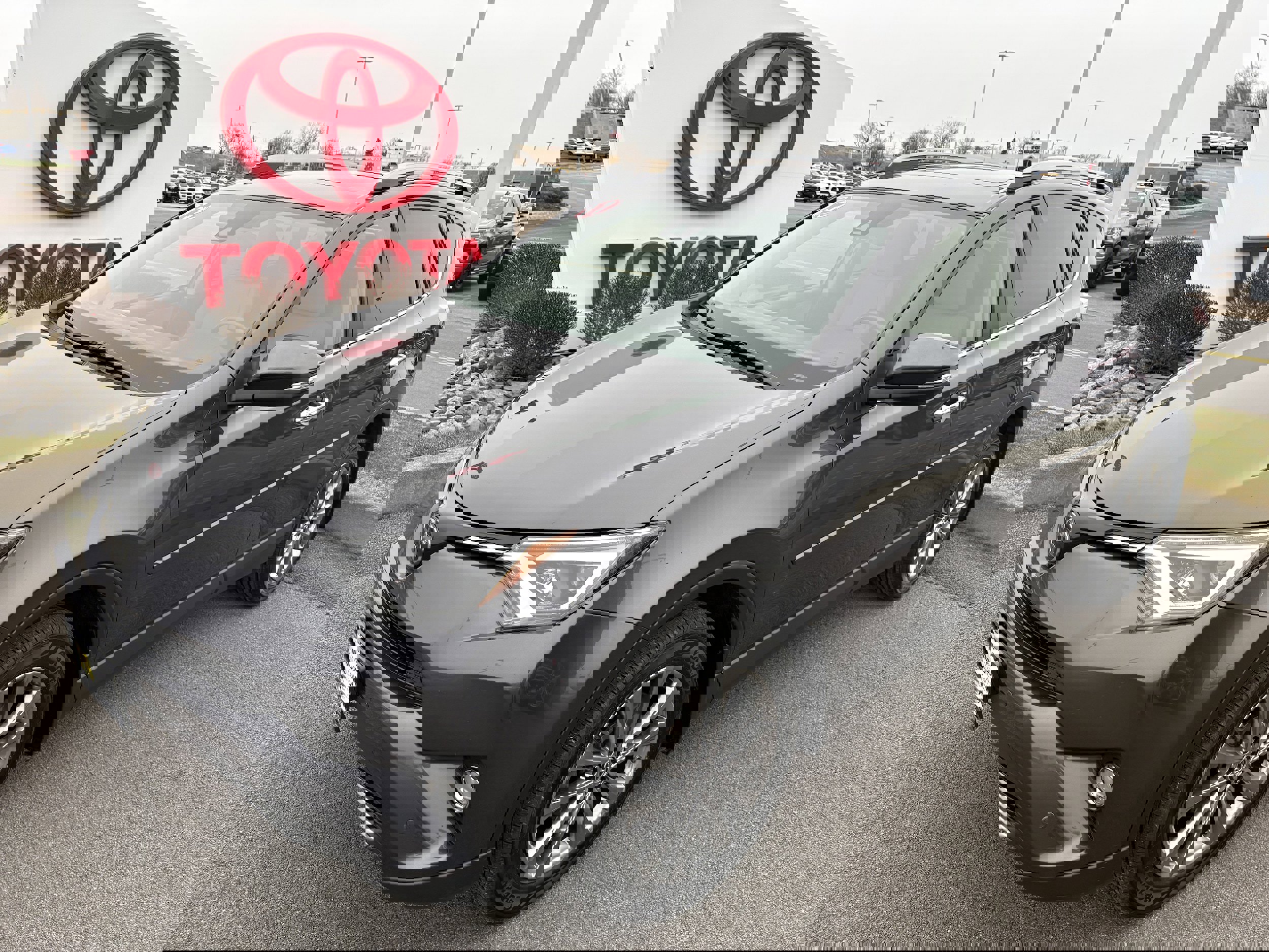 Used 2017 Toyota RAV4 Limited image 10