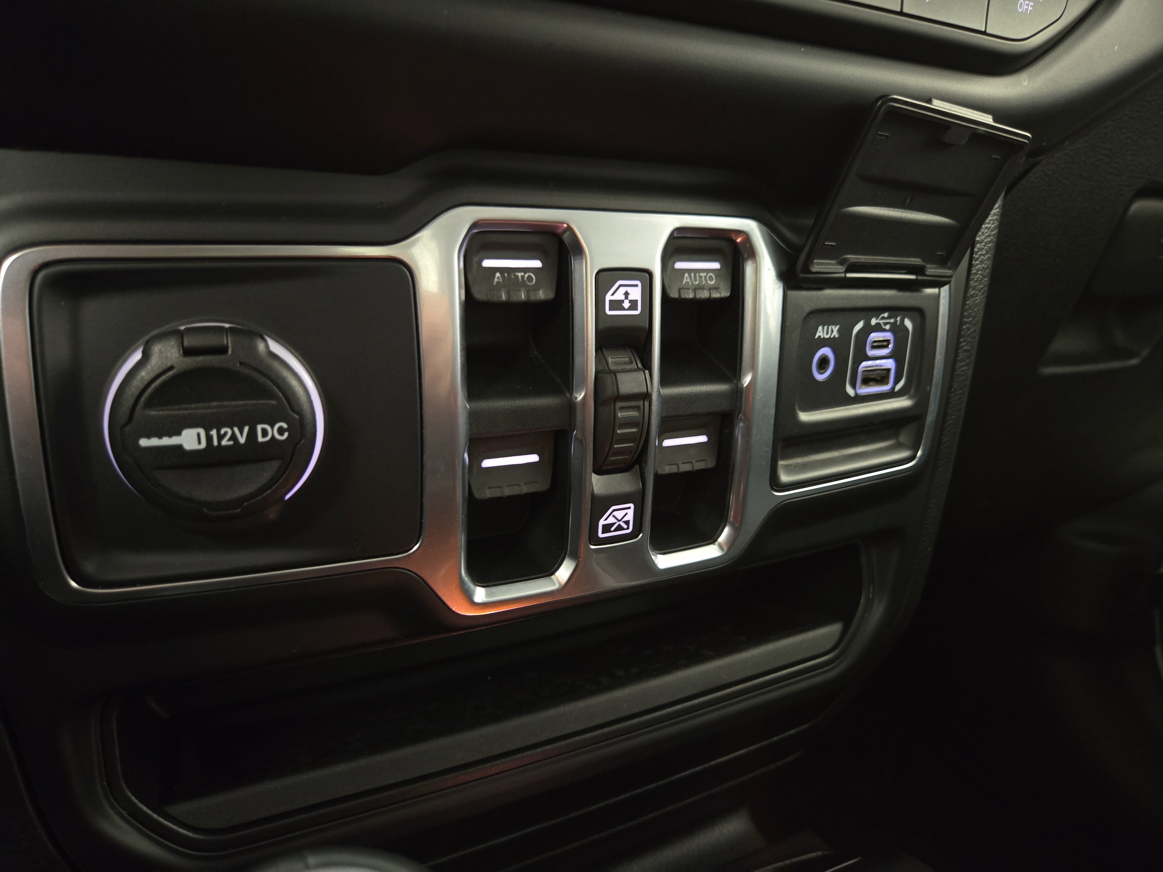 Used 2018 Jeep Wrangler Unlimited Sahara w/ Quick Order Package 24M Moab image 29