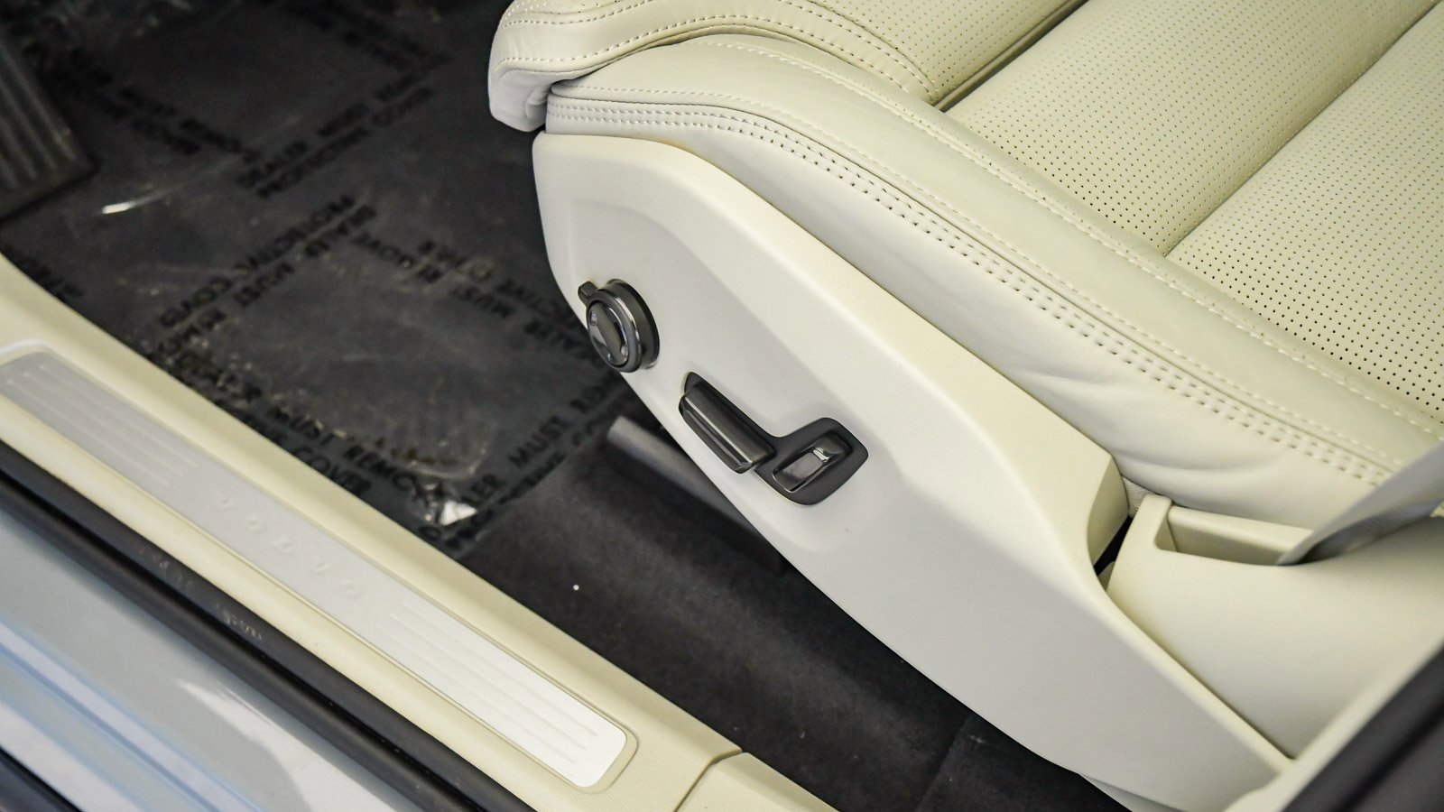 Certified 2025 Volvo XC60 B5 Ultra w/ Protection Package Premier image 24