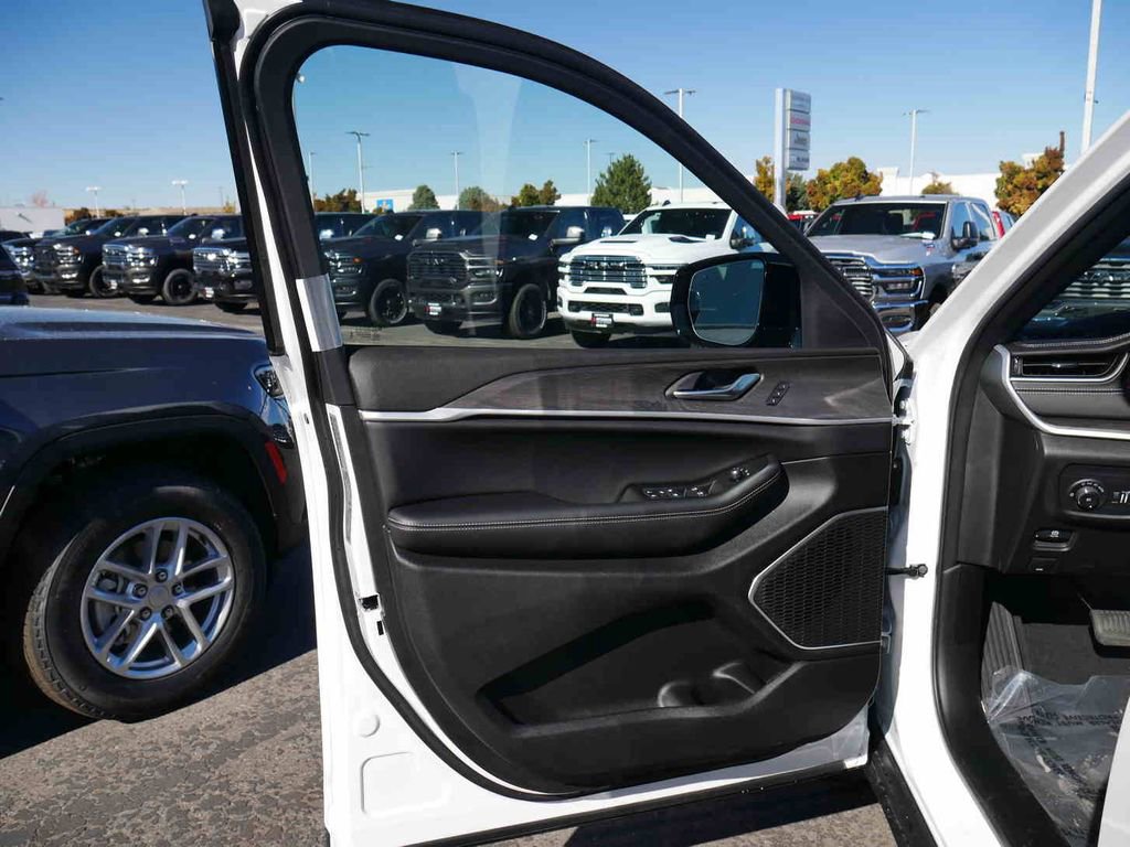 New 2025 Jeep Grand Cherokee Limited w/ Luxury Tech Group II image 26