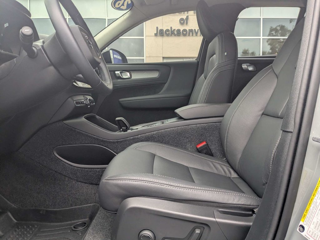 Used 2026 Volvo XC40 B5 Core w/ Climate Package AWD/4WD image 2