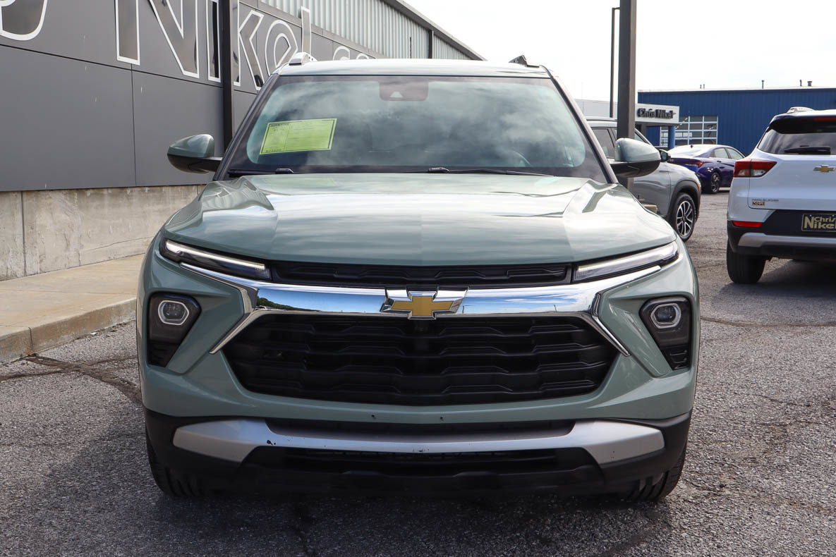 Used 2025 Chevrolet TrailBlazer LT AWD/4WD image 2