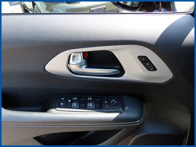 Used 2025 Chrysler Pacifica Limited FWD image 13
